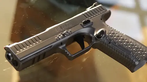 Pistola Semi Auto Revint Ergal pro Calibre .380 - 17 Tiros 5"